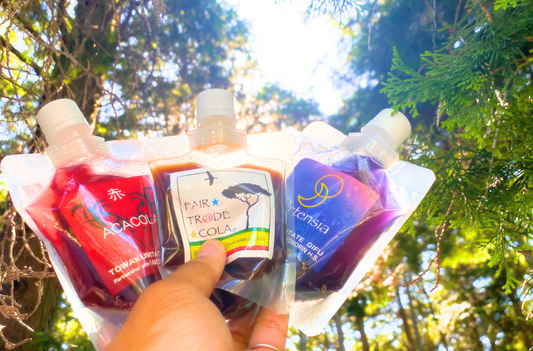 3種類飲み比べシロップセットです。ピリッ!辛ッ!痺ッ!のフェアトレードコーラは、17種類のスパイスを使用した体を癒す疲労回復エナジークラフトコーラです。青のリフレッシュクラフトコーラ オルテンシアは、バタフライピーをベースにラベンダーやスパイスなどが加わり、柔らかな風味と美しい色合いで心を癒します。ハイビスカスのアカコーラは、味はフルーティーな甘さ