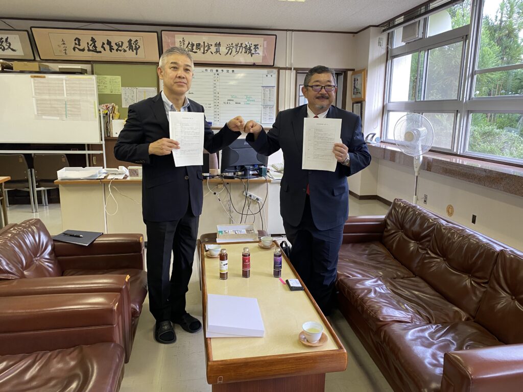 「俺のクラフトコーラ」は無添加・オーガニック素材の手作りコーラのネット通販です。ピリ辛スパイシー味・ラベンダー味・カルダモン味など美味しくて超うまいのでおすすめ。チャイや肉料理など豊富なレシピで料理に使うことができます。ふるさと納税でも話題。量販メーカーにはないこだわりが人気です。スパイス フェアトレードカラー カラフル うまい オンラインショップ 林愉快研究所 大人の味 映える オシャレ おしゃれ 本格的 天然素材 ネットショップ 岐阜県 美濃加茂 ユニーク fairtradecola