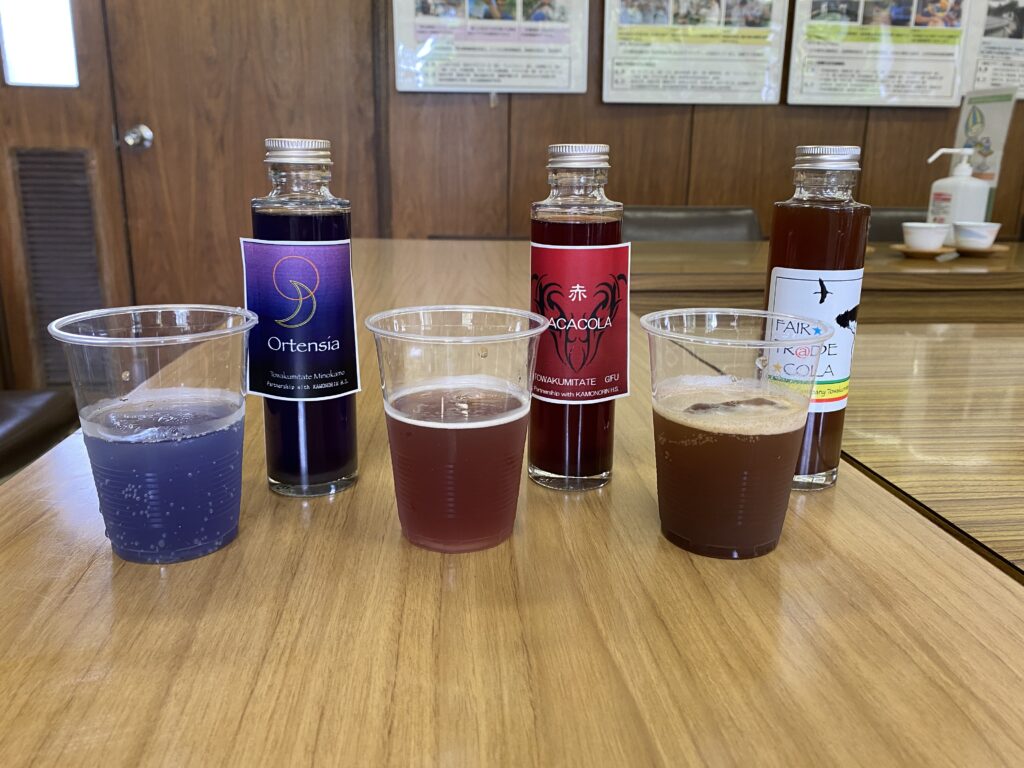 「俺のクラフトコーラ」は無添加・オーガニック素材の手作りコーラのネット通販です。ピリ辛スパイシー味・ラベンダー味・カルダモン味など美味しくて超うまいのでおすすめ。チャイや肉料理など豊富なレシピで料理に使うことができます。ふるさと納税でも話題。量販メーカーにはないこだわりが人気です。スパイス フェアトレードカラー カラフル うまい オンラインショップ 林愉快研究所 大人の味 映える オシャレ おしゃれ 本格的 天然素材 ネットショップ 岐阜県 美濃加茂 ユニーク fairtradecola