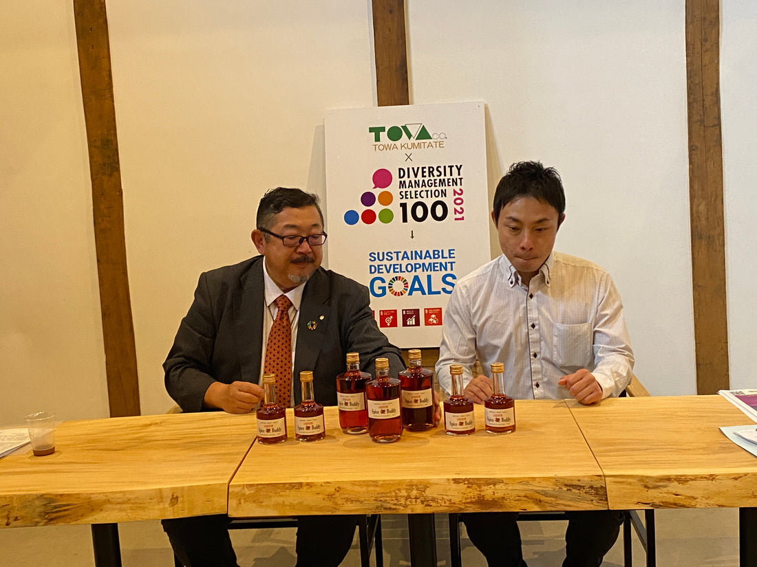 クラフトコーラのスパイスを地元岐阜県産の焼酎に漬け込み、県内初の無添加のクラフトリキュール「Spice Buddy」が出来ました。  地域の連携として川辺町の白扇酒造とコラボし、名前の由来ともなっています。  フェアトレードコーラの14種類の天然素材スパイスを贅沢に使用し、それを職人技とその地でしかできない伝統的製法で製造しています。  アレルギーもないので安心安全。アルコール度数は40度でクラフトコーラのスパイスの香りと味はピリッ!辛ッ!痺ッ!でスパイシーな味わいなので料理との相性も抜群です。