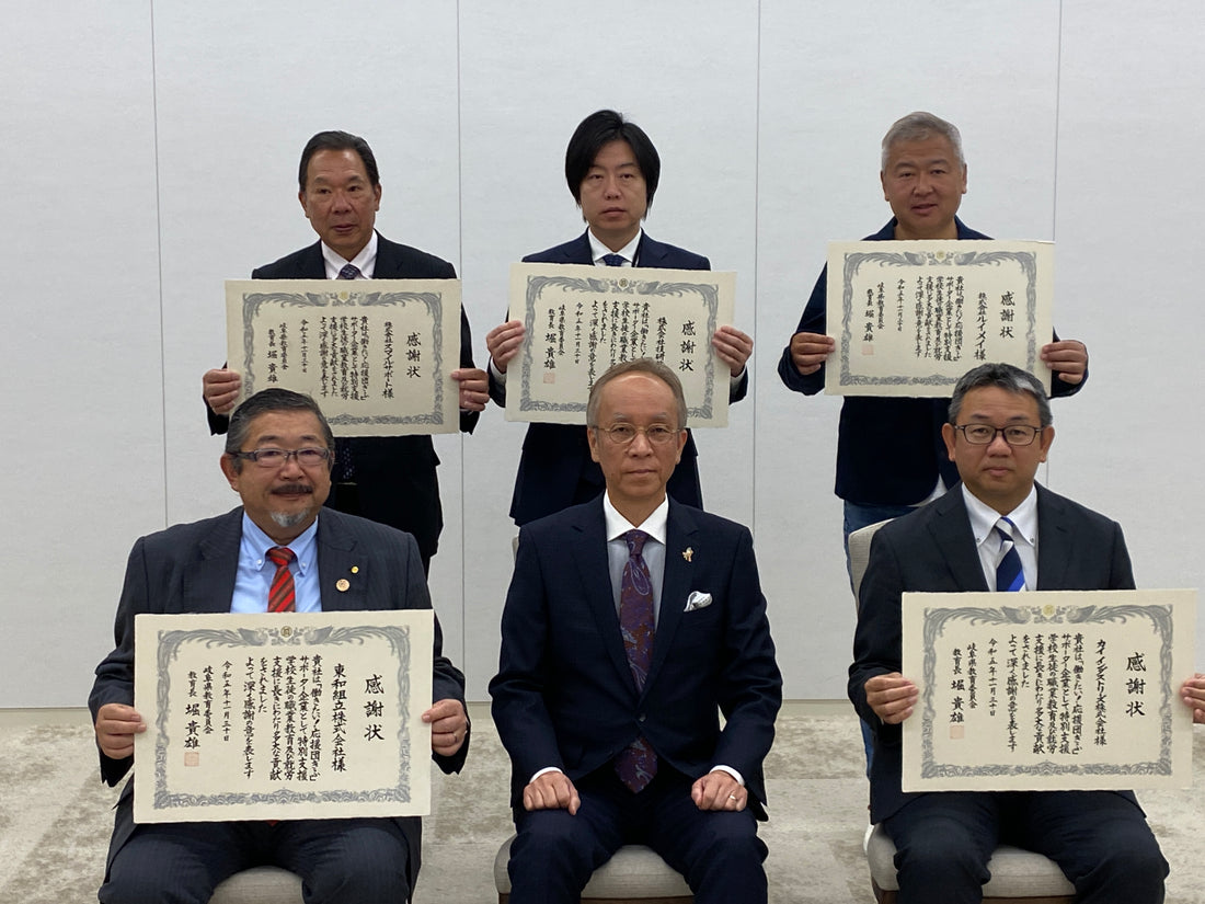 映えちゃうアゲアゲ クラフトコーラのオンラインショップ林愉快研究所です。体力回復で充電、リチャージ、気分爽快でリフレッシュ。心も体も映えるうまい元気パワ-エナジ-コ-ラです。その理由はピリ辛超うまい美味しい。炭酸割で泡まで爽快で美味しい天然素材の17種類のこだわりオーガニックスパイス。無添加でアレルギーの方にも人気。スパイスもアフリカなどからフェアトレードでSDGsに配慮し環境にも映えちゃう。ラベンダーの青、スパイシーの赤など3種類のカラフルコーラでユニークで見た目も映えちゃう。岐阜県美濃加茂市