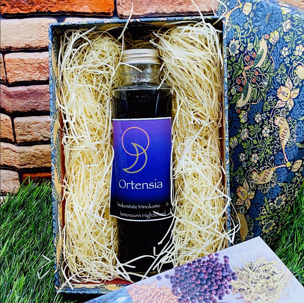 【女性におすすめ!落ち着く色合いと香りのドリンク】 女子ウケ抜群のリラックスできるクラフトコーラが登場しました!😴💕  地元美濃加茂産のバタフライピーなどを使用し、目で見て落ち着く優しい青色になっています。 レモンなどの柑橘系と混ぜるとピンクや紫色に変わり、飲むだけでなく目で見ても楽しめます。 ラベンダーの香りでリラックスできます。  疲れた体を温かく包み込み、胃にやさしいノンカフェインなので、安心してお召し上がりいただけます。 さらに、あたたかい風呂上りや子供の就寝前にもおすすめです!