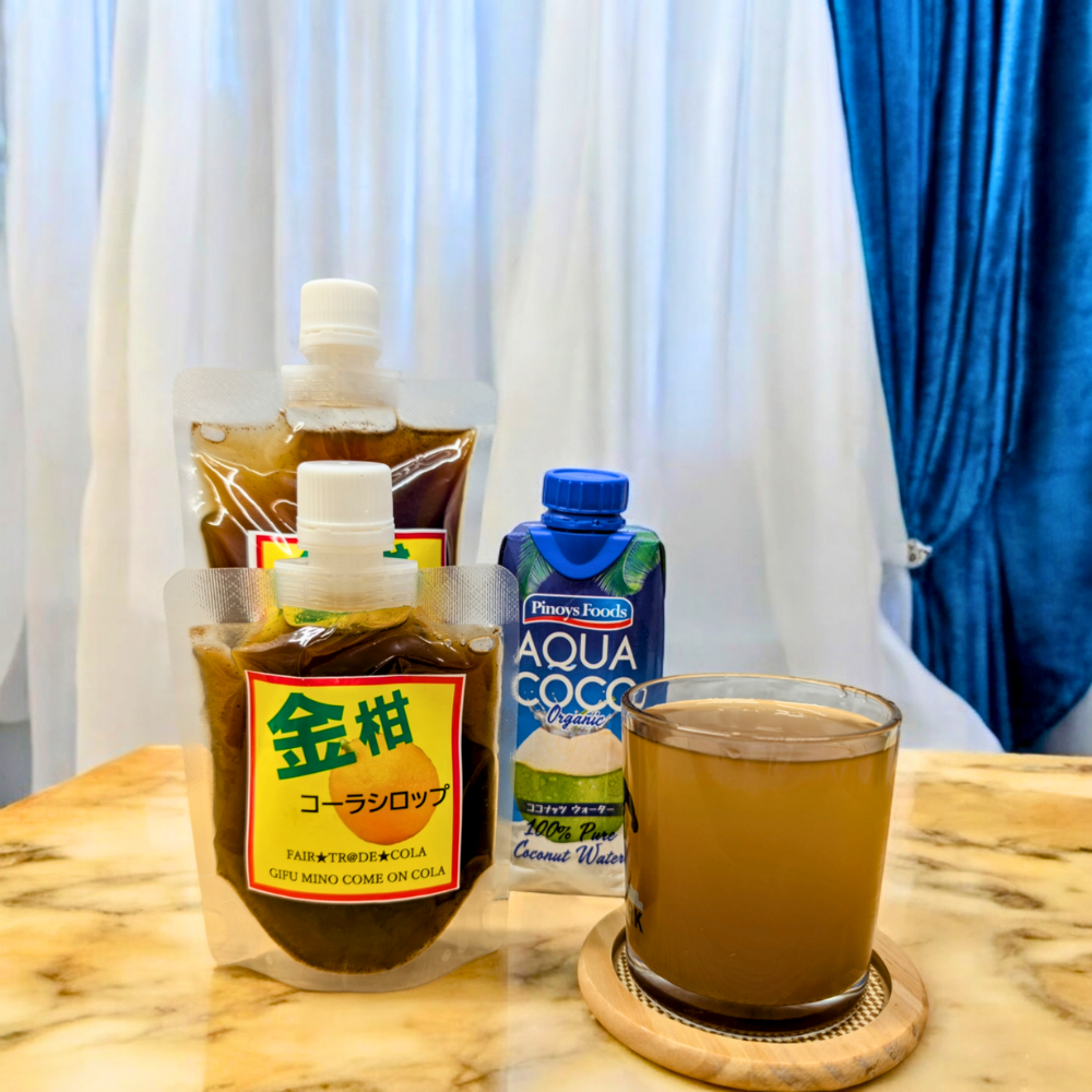 岐阜・美濃加茂の自然豊かな環境で作られた金柑コーラ (Kinkan Cola)は、金柑のフレッシュで甘い香りとほんのりとした苦味が絶妙に調和した、自然派のシロップです。たっぷりの柑橘を使用し、無添加で手作りされたこのシロップは、健康や美容をサポートするビタミンたっぷりの贅沢な一品です。
季節限定のため、旬の新鮮な素材だけを使用した限定シロップとして特別感があります。リラックスしたい時や、ストレス解消、疲労回復、そして免疫力アップにもおすすめ!温かい飲み物としてホットで楽しんだり、炭酸割りやソーダ、牛乳割りで爽やかに、さらにスイーツやデザートのアレンジにもピッタリ。
美濃加茂や岐阜からお届けするこの贅沢なシロップは、ふるさと納税やギフト、お中元、お歳暮などの贈り物としても大変人気です。自然の恵みが詰まった安心、安全な商品で、家族や子供も楽しめる健康志向の一品。
甘すぎない自然な味わいで、おしゃれで映えるボトルデザインは、カフェタイムや自分だけの特別な時間にも最適。リフレッシュ効果抜群のこのナチュラルなシロップで、心地よいひとときをお楽しみください。
ぜひ、このプレミアムな一品を手に取り、旬の味覚と特別な