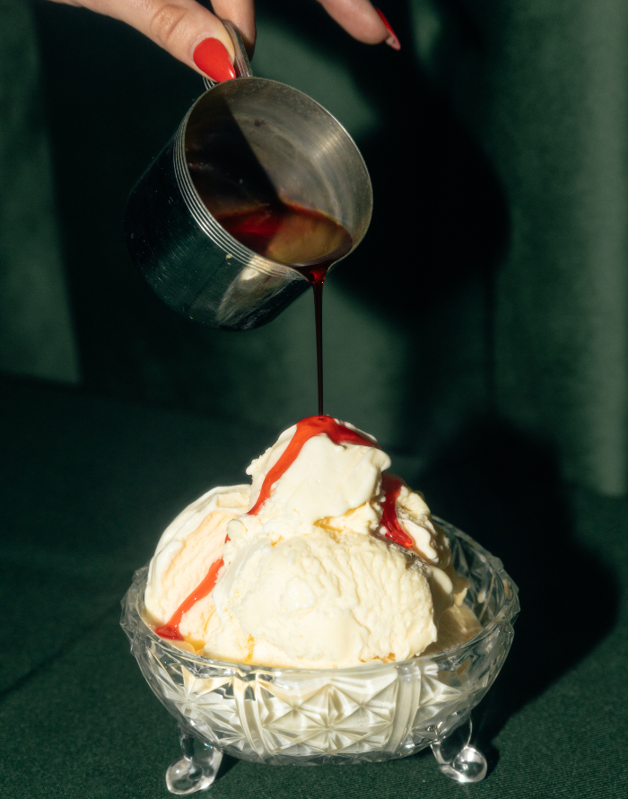 コーラルビー 赤いコーラ 赤コーラ コーラ成分 赤 色 成分 ルビー コーラコーラルビーの輝きをイメージした華やかな赤いコーラ、深みのある赤コーラのクラフトシロップ「ACACOLA」。美しい赤の色を生み出す秘密は、上質なコーラ成分と天然成分の贅沢なブレンドにあります。地元岐阜県美濃加茂産のハイビスカスローゼルをメインに、エルダーフラワー、ジュニパーベリー、ジャスミン、クミンシード、スターアニスなど香り高いコーラスパイスをたっぷり使用。ビタミンAとCを含むコーラ成分が代謝を高め、美肌やアンチエイジングをサポートします。鮮烈な赤いコーラの色と、フルーティーで甘くさっぱりした味わいは、女性に人気のコーラルビーのような華やかさ。無添加・ノンカフェインでお子様から大人まで安心して楽しめる赤コーラです。コーラ好きに嬉しいデトックス作用や発汗効果もあり、便秘改善や血液浄化、免疫力アップに役立つ天然成分が身体を内側から整えます。ジャスミンの香りが心を癒やし、安眠を促すリラックス効果も抜群。ふるさと納税のギフトや自分へのご褒美としても最適なコーラルビACACOLA。キラリと光るルビーのような赤い輝きのコーラ!