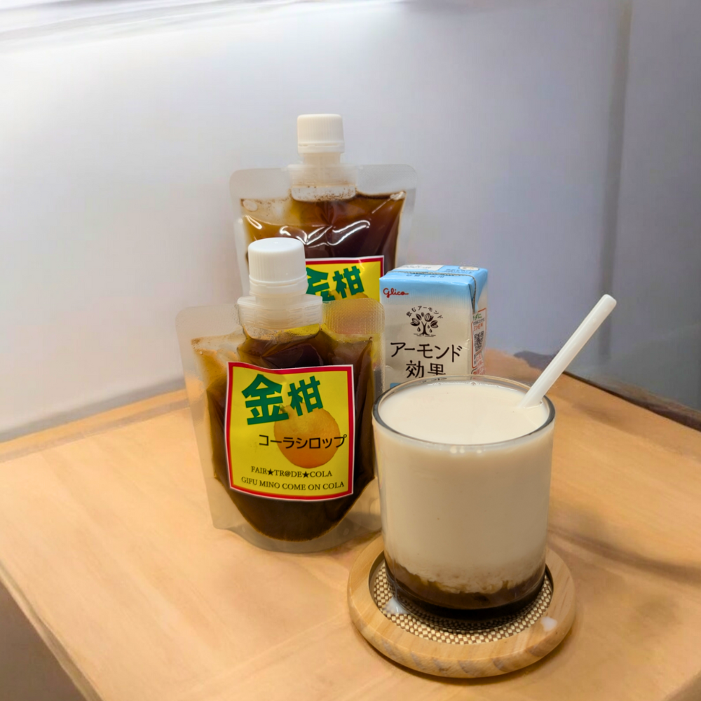 岐阜・美濃加茂の自然豊かな環境で作られた金柑コーラ (Kinkan Cola)は、金柑のフレッシュで甘い香りとほんのりとした苦味が絶妙に調和した、自然派のシロップです。たっぷりの柑橘を使用し、無添加で手作りされたこのシロップは、健康や美容をサポートするビタミンたっぷりの贅沢な一品です。
季節限定のため、旬の新鮮な素材だけを使用した限定シロップとして特別感があります。リラックスしたい時や、ストレス解消、疲労回復、そして免疫力アップにもおすすめ!温かい飲み物としてホットで楽しんだり、炭酸割りやソーダ、牛乳割りで爽やかに、さらにスイーツやデザートのアレンジにもピッタリ。
美濃加茂や岐阜からお届けするこの贅沢なシロップは、ふるさと納税やギフト、お中元、お歳暮などの贈り物としても大変人気です。自然の恵みが詰まった安心、安全な商品で、家族や子供も楽しめる健康志向の一品。
甘すぎない自然な味わいで、おしゃれで映えるボトルデザインは、カフェタイムや自分だけの特別な時間にも最適。リフレッシュ効果抜群のこのナチュラルなシロップで、心地よいひとときをお楽しみください。
ぜひ、このプレミアムな一品を手に取り、旬の味覚と特別な