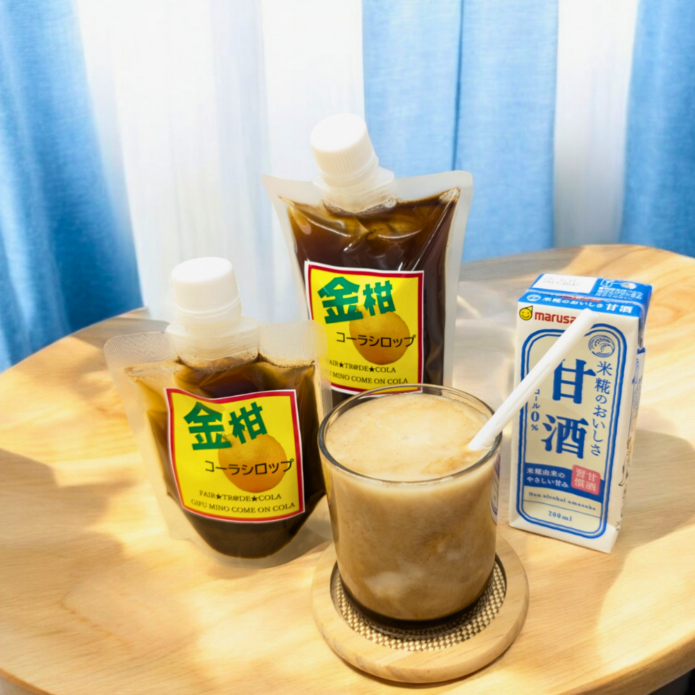 岐阜・美濃加茂の自然豊かな環境で作られた金柑コーラ (Kinkan Cola)は、金柑のフレッシュで甘い香りとほんのりとした苦味が絶妙に調和した、自然派のシロップです。たっぷりの柑橘を使用し、無添加で手作りされたこのシロップは、健康や美容をサポートするビタミンたっぷりの贅沢な一品です。
季節限定のため、旬の新鮮な素材だけを使用した限定シロップとして特別感があります。リラックスしたい時や、ストレス解消、疲労回復、そして免疫力アップにもおすすめ!温かい飲み物としてホットで楽しんだり、炭酸割りやソーダ、牛乳割りで爽やかに、さらにスイーツやデザートのアレンジにもピッタリ。
美濃加茂や岐阜からお届けするこの贅沢なシロップは、ふるさと納税やギフト、お中元、お歳暮などの贈り物としても大変人気です。自然の恵みが詰まった安心、安全な商品で、家族や子供も楽しめる健康志向の一品。
甘すぎない自然な味わいで、おしゃれで映えるボトルデザインは、カフェタイムや自分だけの特別な時間にも最適。リフレッシュ効果抜群のこのナチュラルなシロップで、心地よいひとときをお楽しみください。
ぜひ、このプレミアムな一品を手に取り、旬の味覚と特別な