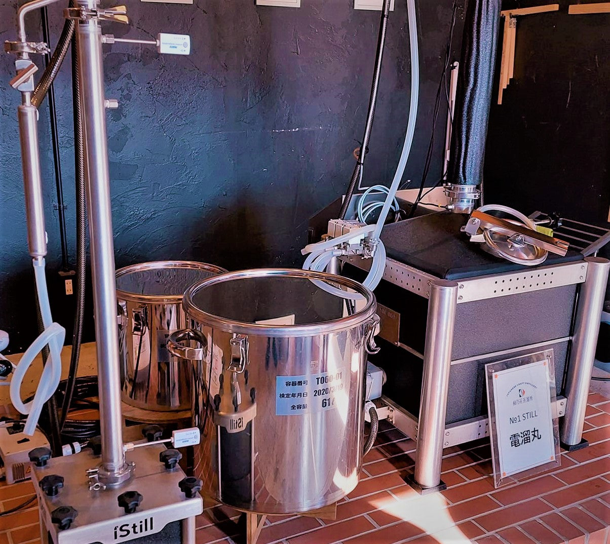 スピリッツカラーズは、ストレートでも混ぜても楽しめる個性的なカラフルクラフトジンのラインナップです。赤、青、黄のスピリッツカラーズ同士を混ぜることで虹色に色変化するグラデーションカクテルも楽しめます。「Spice Girl」は、熱狂的なスパイシーさと深みのある味わいが特徴。淡いレッドカラーで、エキゾチックな雰囲気を醸し出しています。「Morning Glow Gin」は、ローズやラベンダーのフローラルな香りと、美しいブルーが目を引くジンです。柑橘果汁で色変化を楽しめることも魅力のひとつです。「Reflexion」は、フルーティーな香りと柚子の風味が特徴で、見た目も美しいイエローカラーが印象的。どの種類も天然素材を使用し、無添加で糖質も控えめなので、健康志向の方にもおすすめです。spirits colors 自分好みのカクテルを作って、その色彩を楽しんでみてはいかがでしょうか。うまい おいしい おしゃれ お酒 おすすめ 体に良い カルダモン ソーダ 炭酸 飲み比べ 映える ハイビスカスローゼル バタフライピー ゆず 柚子 夜明け ラベンダー 色彩 スパイスガール モーニンググロー リフレクション