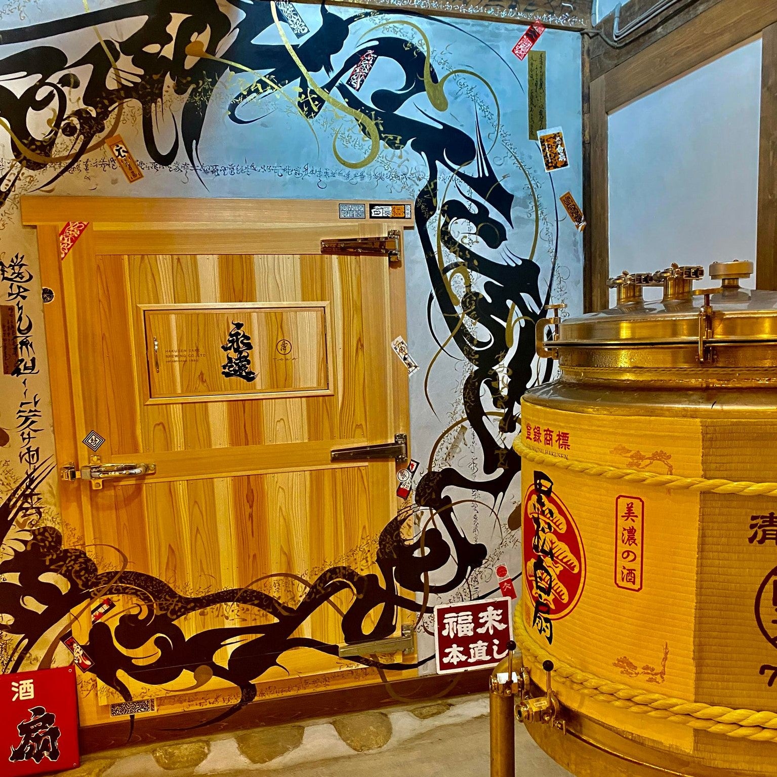 クラフトリキュール Spice Buddy Liqueur (liqueur)は、白扇酒造とのコラボで誕生したクラフト酒・リキュール。クラフトコーラシロップをベースに、国産・岐阜県産素材を使用し、無添加・自然派・天然由来・着色料不使用の安心安全な高品質お酒。シナモン、カルダモン、生姜など多彩な香辛料とハーブをブレンドしたボタニカルで香り豊か、香辛料が効いたピリ辛で個性的かつ刺激的な味わい。伝統焼酎や日本酒の伝統製法を活かし、熟練職人製造による信頼とブランド価値を備えた高級プレミアム本格派。リラックスタイム、ナイト、ディナー、食後、リラクゼーションにおすすめで、大人のご褒美や贈り物ギフト、女子にも人気。数量限定・限定販売・特別価格キャンペーンで通販サイト・酒屋からお取り寄せ可能。フェアトレード素材を使用し、心癒される至福の味わいをお早めにお試しください。クラフトドリンクとしてカクテルにも最適で、香辛料の風味を生かしたオリジナルカクテルとしても楽しめます。