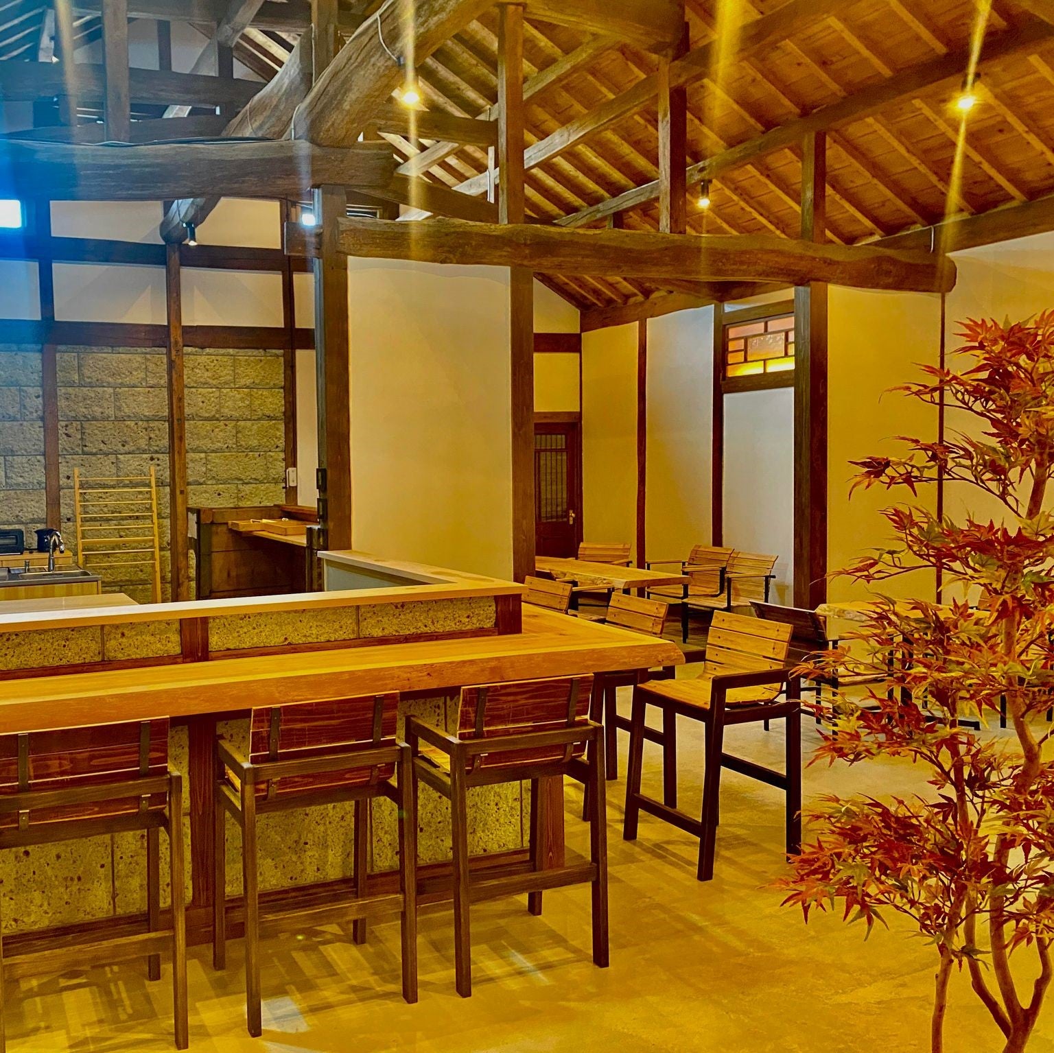 クラフトリキュール Spice Buddy Liqueur (liqueur)は、白扇酒造とのコラボで誕生したクラフト酒・リキュール。クラフトコーラシロップをベースに、国産・岐阜県産素材を使用し、無添加・自然派・天然由来・着色料不使用の安心安全な高品質お酒。シナモン、カルダモン、生姜など多彩な香辛料とハーブをブレンドしたボタニカルで香り豊か、香辛料が効いたピリ辛で個性的かつ刺激的な味わい。伝統焼酎や日本酒の伝統製法を活かし、熟練職人製造による信頼とブランド価値を備えた高級プレミアム本格派。リラックスタイム、ナイト、ディナー、食後、リラクゼーションにおすすめで、大人のご褒美や贈り物ギフト、女子にも人気。数量限定・限定販売・特別価格キャンペーンで通販サイト・酒屋からお取り寄せ可能。フェアトレード素材を使用し、心癒される至福の味わいをお早めにお試しください。クラフトドリンクとしてカクテルにも最適で、香辛料の風味を生かしたオリジナルカクテルとしても楽しめます。