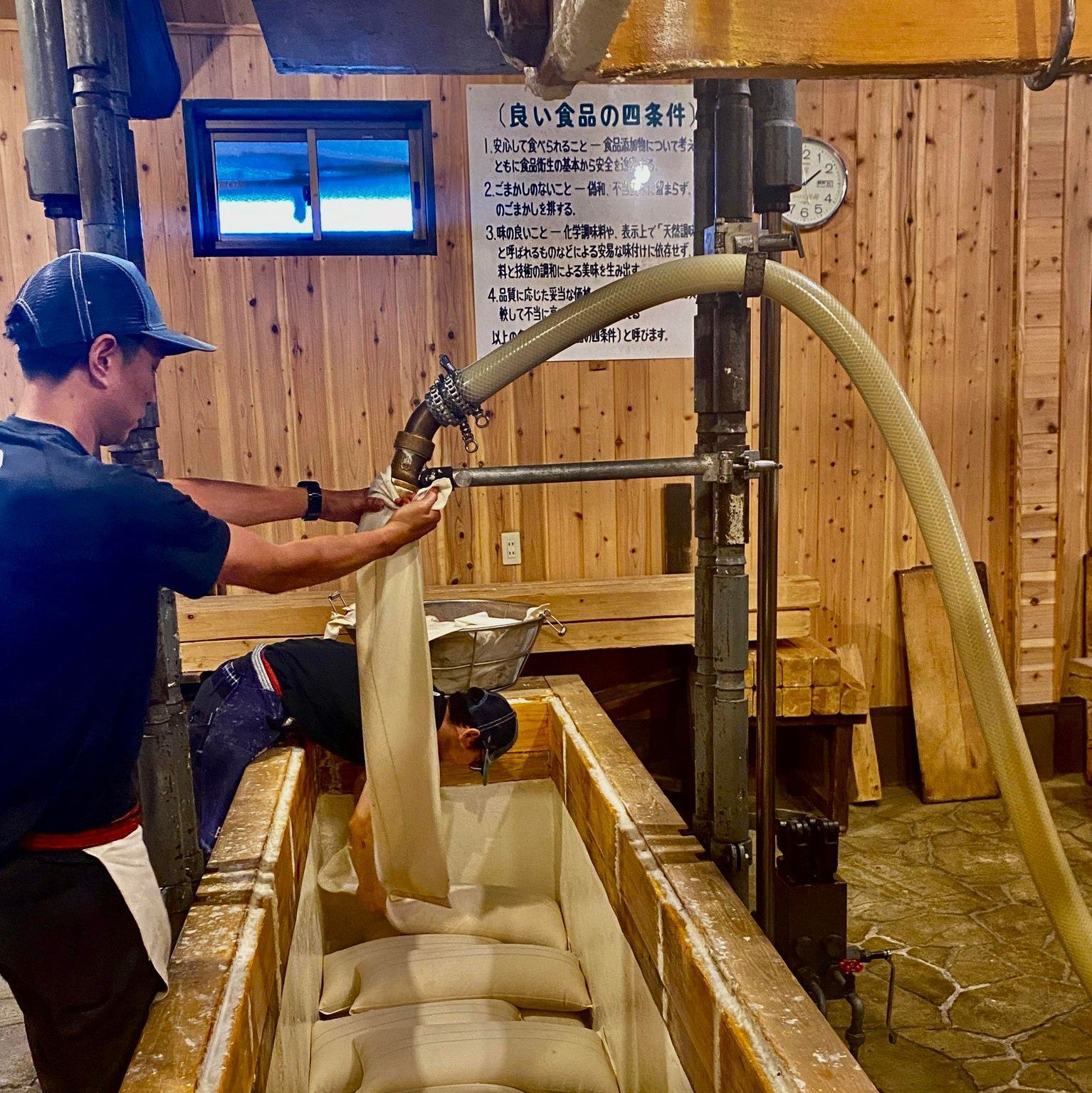 クラフトリキュール Spice Buddy Liqueur (liqueur)は、白扇酒造とのコラボで誕生したクラフト酒・リキュール。クラフトコーラシロップをベースに、国産・岐阜県産素材を使用し、無添加・自然派・天然由来・着色料不使用の安心安全な高品質お酒。シナモン、カルダモン、生姜など多彩な香辛料とハーブをブレンドしたボタニカルで香り豊か、香辛料が効いたピリ辛で個性的かつ刺激的な味わい。伝統焼酎や日本酒の伝統製法を活かし、熟練職人製造による信頼とブランド価値を備えた高級プレミアム本格派。リラックスタイム、ナイト、ディナー、食後、リラクゼーションにおすすめで、大人のご褒美や贈り物ギフト、女子にも人気。数量限定・限定販売・特別価格キャンペーンで通販サイト・酒屋からお取り寄せ可能。フェアトレード素材を使用し、心癒される至福の味わいをお早めにお試しください。クラフトドリンクとしてカクテルにも最適で、香辛料の風味を生かしたオリジナルカクテルとしても楽しめます。