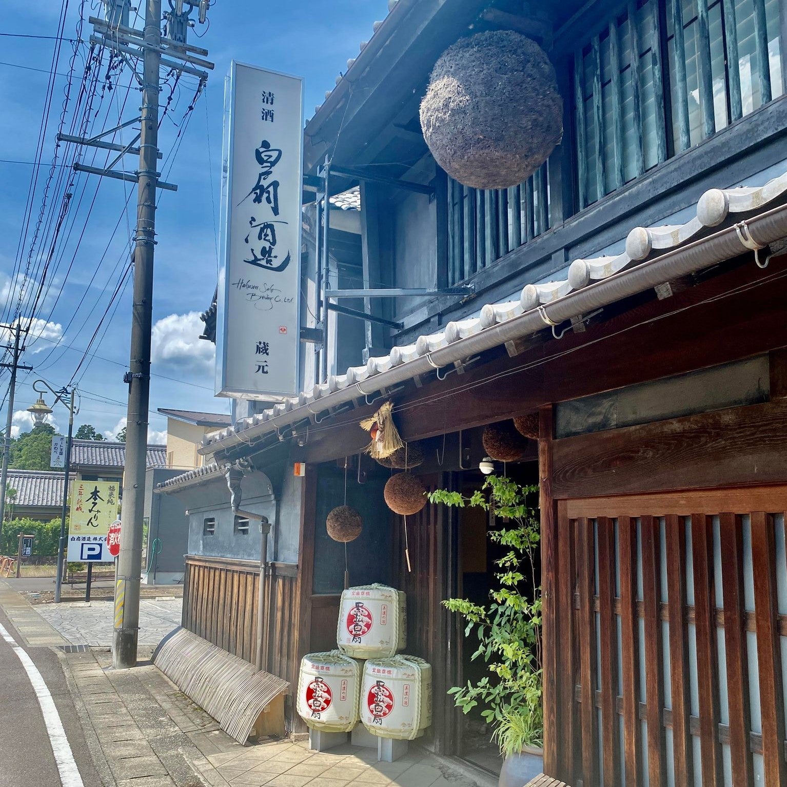 クラフトリキュール Spice Buddy Liqueur (liqueur)は、白扇酒造とのコラボで誕生したクラフト酒・リキュール。クラフトコーラシロップをベースに、国産・岐阜県産素材を使用し、無添加・自然派・天然由来・着色料不使用の安心安全な高品質お酒。シナモン、カルダモン、生姜など多彩な香辛料とハーブをブレンドしたボタニカルで香り豊か、香辛料が効いたピリ辛で個性的かつ刺激的な味わい。伝統焼酎や日本酒の伝統製法を活かし、熟練職人製造による信頼とブランド価値を備えた高級プレミアム本格派。リラックスタイム、ナイト、ディナー、食後、リラクゼーションにおすすめで、大人のご褒美や贈り物ギフト、女子にも人気。数量限定・限定販売・特別価格キャンペーンで通販サイト・酒屋からお取り寄せ可能。フェアトレード素材を使用し、心癒される至福の味わいをお早めにお試しください。クラフトドリンクとしてカクテルにも最適で、香辛料の風味を生かしたオリジナルカクテルとしても楽しめます。