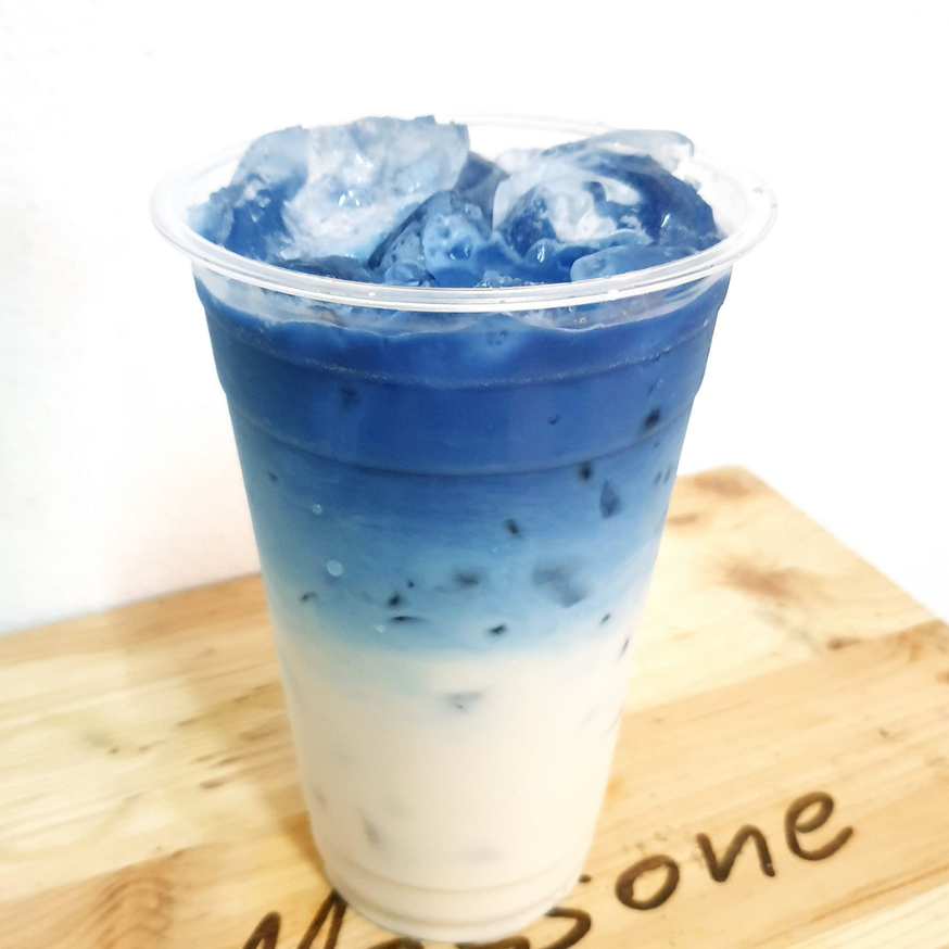 女性におすすめ!落ち着く色合いと香りのドリンク 女子ウケ抜群のリラックスできる青のクラフトコーラシロップが登場しました!   地元美濃加茂産のバタフライピーなどを使用し、目で見て落ち着く優しい青色になっています。  レモンなどの柑橘系と混ぜるとピンクや紫色に変わり、飲むだけでなくカラフルで目で見ても楽しめます。  ラベンダーの香りでリラックスできます。   疲れた時、体を温かく包み込み、胃にやさしいノンカフェインなので、安心してお召し上がりいただけます。  さらに、あたたかい風呂上りや子供の寝る前にもおすすめです! このクラフトコーラドリンクは温めてHOTでもお楽しみいただけます。  豊かな香りと口当たりの良さが、心地よい眠りへと誘います。  この特別なリフレッシュドリンクをギフトとして贈るのもおすすめです. おいしい 美味しい うまい 美味い 青い ブルー カフェイン量 ジュース