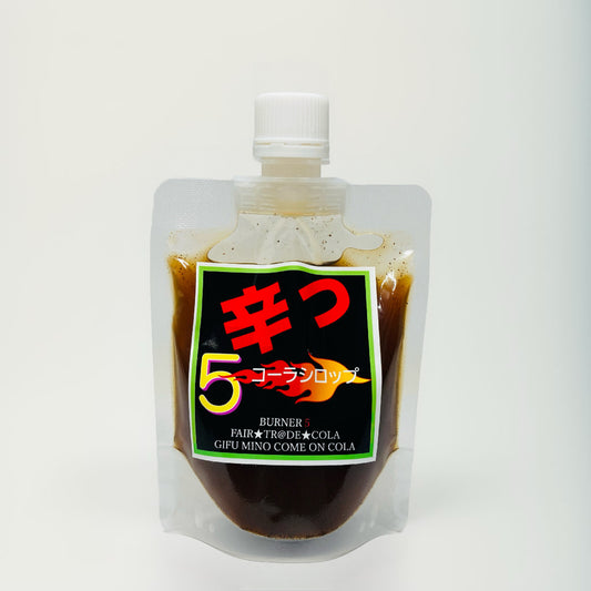 辛っコーラは、刺激的なエナジードリンクで、日常をもっと刺激的に!17種類のスパイスとハーブに、鷹の爪と四川唐辛子の辛さをプラスしました。スパイシーでほんのり甘い芳醇な香りに、ピリッとパンチの効いた辛さが加わり、大人のためのクラフトコーラ体験を提供します。ストレス解消や気分転換、食欲増進にも役立ちます。また、健康や美容にも効果的で、認知機能の向上や疲労感の軽減、脂肪燃焼促進、リラックス効果、美肌効果など様々な効能をもたらします。飲みごたえのある刺激的な味わいと健康効果を兼ね備えた、大人のためのクラフトコーラをお楽しみください  爆汗