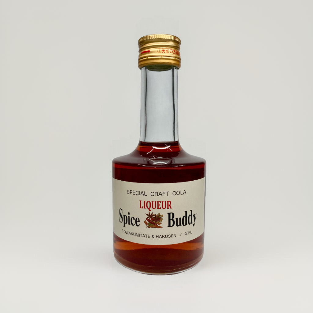クラフトリキュール Spice Buddy Liqueur liqueur は、白扇酒造とのコラボで誕生したクラフト酒・リキュール。クラフトコーラシロップをベースに、国産・岐阜県産素材を使用し、無添加・自然派・天然由来・着色料不使用の安心安全な高品質お酒。シナモン、カルダモン、生姜など多彩なスパイス種類とハーブをブレンドしたボタニカルで香り豊か、スパイス香るピリ辛で個性的かつ刺激的な味わい。伝統焼酎や日本酒の伝統製法を活かし、熟練職人製造による信頼とブランド価値を備えた高級プレミアム本格派。リラックスタイム、ナイト、ディナー、食後、リラクゼーションにおすすめで、大人のご褒美や贈り物ギフト、女子にも人気。数量限定・限定販売・特別価格キャンペーンで通販サイト・酒屋からお取り寄せ可能。フェアトレード素材を使用し、心癒される至福の味わいをお早めにお試しください。クラフトドリンクとしてカクテルにも最適。
