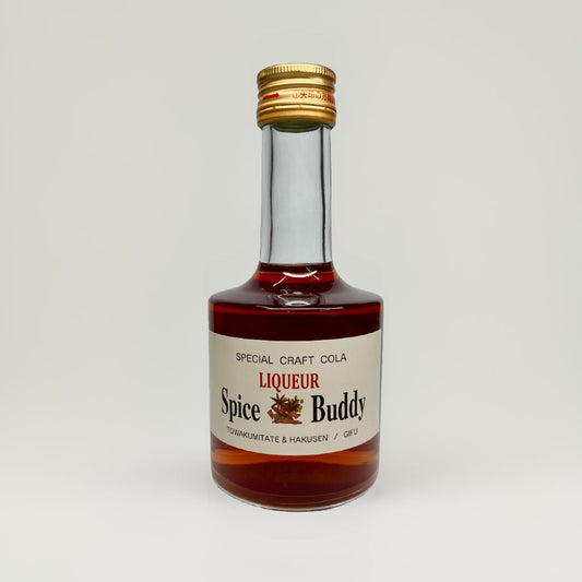 クラフトリキュール Spice Buddy Liqueur liqueur は、白扇酒造とのコラボで誕生したクラフト酒・リキュール。クラフトコーラシロップをベースに、国産・岐阜県産素材を使用し、無添加・自然派・天然由来・着色料不使用の安心安全な高品質お酒。シナモン、カルダモン、生姜など多彩なスパイス種類とハーブをブレンドしたボタニカルで香り豊か、スパイス香るピリ辛で個性的かつ刺激的な味わい。伝統焼酎や日本酒の伝統製法を活かし、熟練職人製造による信頼とブランド価値を備えた高級プレミアム本格派。リラックスタイム、ナイト、ディナー、食後、リラクゼーションにおすすめで、大人のご褒美や贈り物ギフト、女子にも人気。数量限定・限定販売・特別価格キャンペーンで通販サイト・酒屋からお取り寄せ可能。フェアトレード素材を使用し、心癒される至福の味わいをお早めにお試しください。クラフトドリンクとしてカクテルにも最適。
