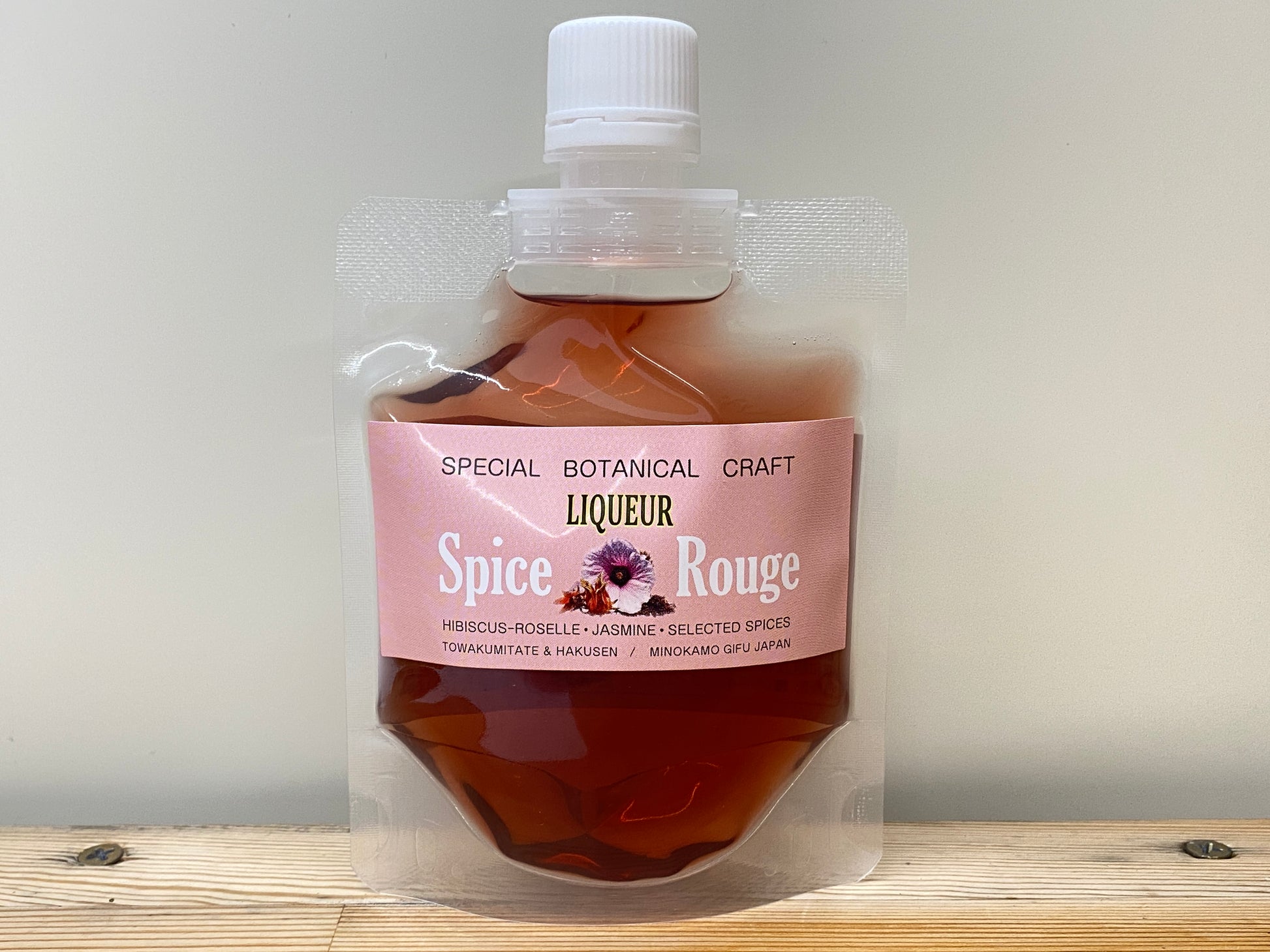 女性の美と健康を応援する、ルビー色のリキュールです。ハイビスカスローゼル、エルダーフラワー、ジュニパーベリー、ジャスミン、クミンシードなど、美容と健康に嬉しい11種類の天然のハーブとスパイスをバランスよくブレンドしました。ハイビスカスローゼルに含まれるアントシアニンはアンチエイジング効果をもたらし、エルダーフラワーの発汗作用とビタミンCは美肌効果を促進します。ジュニパーベリーはデトックスを促し、ジャスミンはリラックス効果と保湿効果を提供します。また、クミンシードに含まれるビタミンAとCは免疫力を高め、コラーゲン生成を促進します。フルーティーな甘さとハーブのクリアな喉ごしが特徴で、胃に優しいノンカフェインなので安心してお召し上がりいただけます。透明なグラスに注げば、美しいルビー色が彩りを添え、特別な時間を演出します。Spice Rougeは、内側から輝く美しさを目指す女性に寄り添うパートナーとして、毎日の生活におすすめです スパイスルージュ