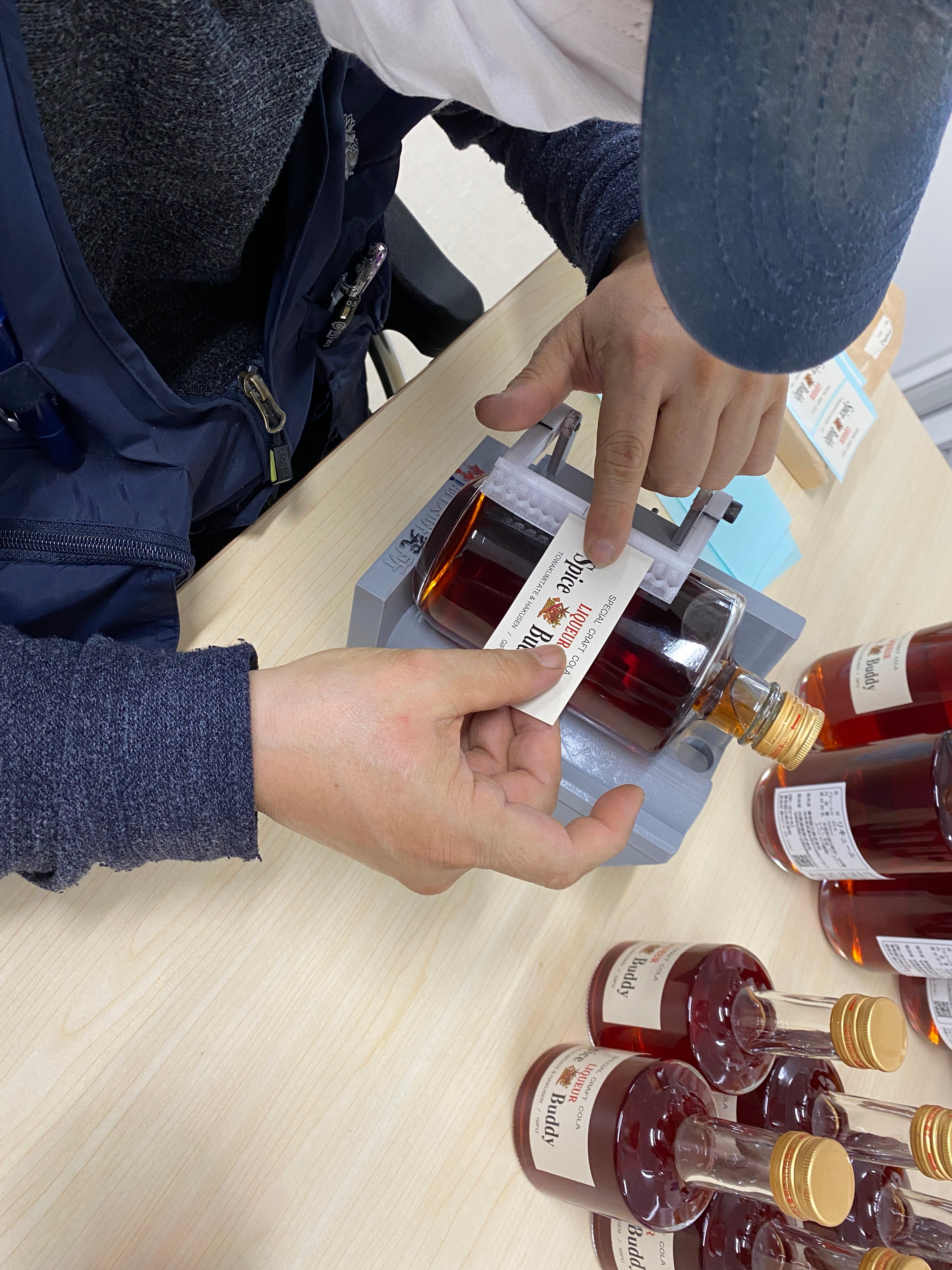 クラフトリキュール Spice Buddy Liqueur (liqueur)は、白扇酒造とのコラボで誕生したクラフト酒・リキュール。クラフトコーラシロップをベースに、国産・岐阜県産素材を使用し、無添加・自然派・天然由来・着色料不使用の安心安全な高品質お酒。シナモン、カルダモン、生姜など多彩な香辛料とハーブをブレンドしたボタニカルで香り豊か、香辛料が効いたピリ辛で個性的かつ刺激的な味わい。伝統焼酎や日本酒の伝統製法を活かし、熟練職人製造による信頼とブランド価値を備えた高級プレミアム本格派。リラックスタイム、ナイト、ディナー、食後、リラクゼーションにおすすめで、大人のご褒美や贈り物ギフト、女子にも人気。数量限定・限定販売・特別価格キャンペーンで通販サイト・酒屋からお取り寄せ可能。フェアトレード素材を使用し、心癒される至福の味わいをお早めにお試しください。クラフトドリンクとしてカクテルにも最適で、香辛料の風味を生かしたオリジナルカクテルとしても楽しめます。