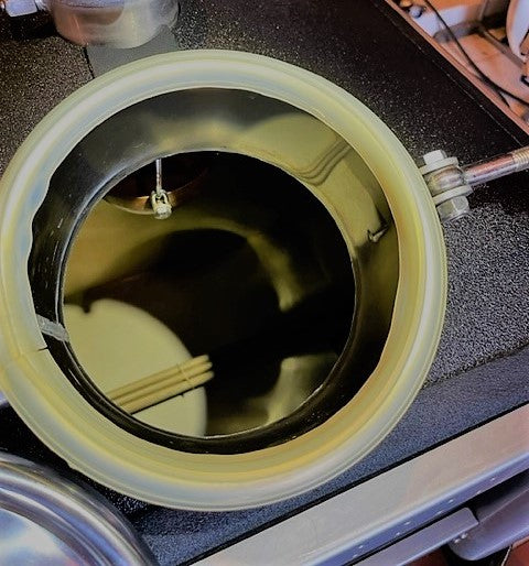 スピリッツカラーズは、ストレートでも混ぜても楽しめる個性的なカラフルクラフトジンのラインナップです。赤、青、黄のスピリッツカラーズ同士を混ぜることで虹色に色変化するグラデーションカクテルも楽しめます。「Spice Girl」は、熱狂的なスパイシーさと深みのある味わいが特徴。淡いレッドカラーで、エキゾチックな雰囲気を醸し出しています。「Morning Glow Gin」は、ローズやラベンダーのフローラルな香りと、美しいブルーが目を引くジンです。柑橘果汁で色変化を楽しめることも魅力のひとつです。「Reflexion」は、フルーティーな香りと柚子の風味が特徴で、見た目も美しいイエローカラーが印象的。どの種類も天然素材を使用し、無添加で糖質も控えめなので、健康志向の方にもおすすめです。spirits colors 自分好みのカクテルを作って、その色彩を楽しんでみてはいかがでしょうか。うまい おいしい おしゃれ お酒 おすすめ 体に良い カルダモン ソーダ 炭酸 飲み比べ 映える ハイビスカスローゼル バタフライピー ゆず 柚子 夜明け ラベンダー 色彩 スパイスガール モーニンググロー リフレクション