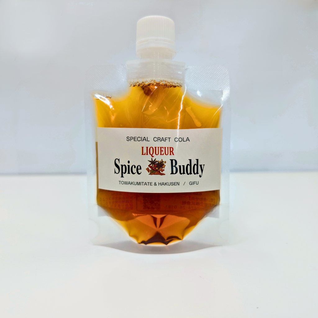 クラフトリキュール Spice Buddy Liqueur liqueur は、白扇酒造とのコラボで誕生したクラフト酒・リキュール。クラフトコーラシロップをベースに、国産・岐阜県産素材を使用し、無添加・自然派・天然由来・着色料不使用の安心安全な高品質お酒。シナモン、カルダモン、生姜など多彩なスパイス種類とハーブをブレンドしたボタニカルで香り豊か、スパイス香るピリ辛で個性的かつ刺激的な味わい。伝統焼酎や日本酒の伝統製法を活かし、熟練職人製造による信頼とブランド価値を備えた高級プレミアム本格派。リラックスタイム、ナイト、ディナー、食後、リラクゼーションにおすすめで、大人のご褒美や贈り物ギフト、女子にも人気。数量限定・限定販売・特別価格キャンペーンで通販サイト・酒屋からお取り寄せ可能。フェアトレード素材を使用し、心癒される至福の味わいをお早めにお試しください。クラフトドリンクとしてカクテルにも最適。