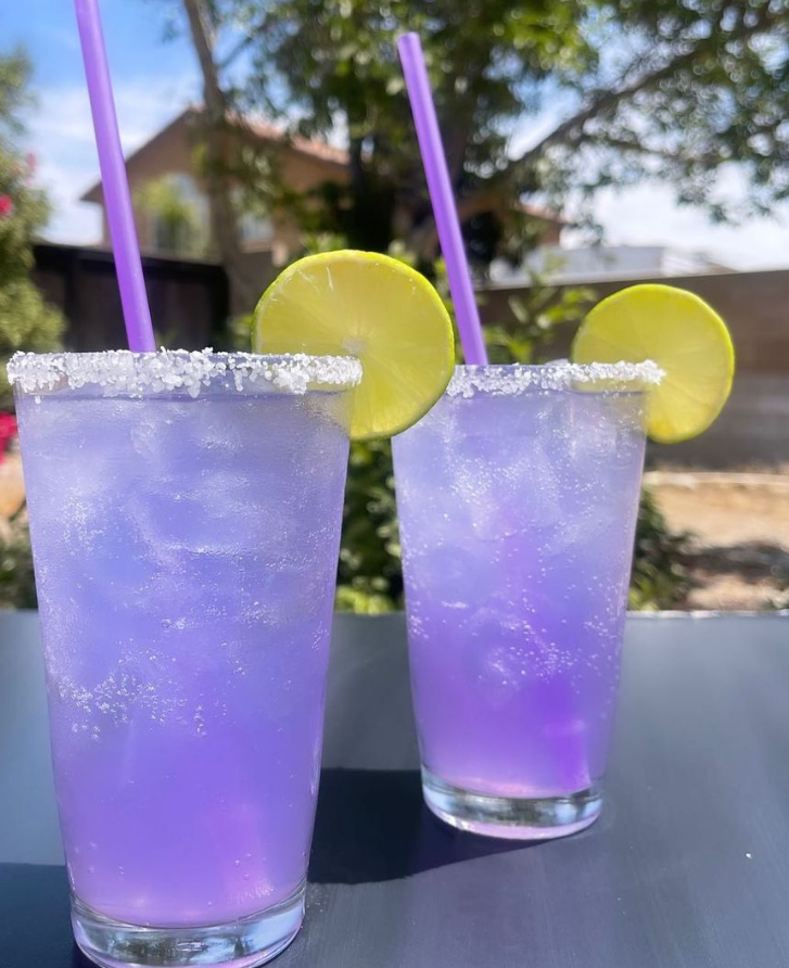 地元岐阜県美濃加茂市の素材を反映させたクラフトコーラやお酒を取り揃えている通販サイト【林愉快研究所】です。クラフトコーラシロップは、疲労回復に効果的な【辛】クラフトコーラ、ノンカフェインでバタフライピーで女性に人気の【青】クラフトコーラ、ハイビスカスローゼルなど美容や健康に効果的なハーブ&スパイスのほのかな酸味とフルーティな美味しさ【赤】クラフトコーラです。エナジードリンクとして集中力を高めたいときはコーラナッツをはじめ17種類の天然素材のフェアトレードコーラ、心とからだをリラックスしたいときは、ノンカフェインでバタフライピーをはじめ12種類のスパイスとハーブの青いコーラ、美容と健康を意識する女性にハイビスカスローゼルをの赤いコーラ