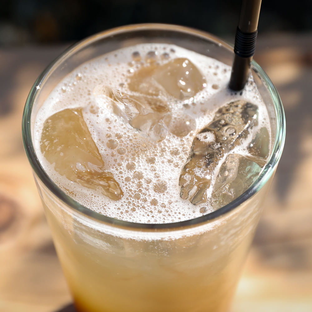 岐阜・美濃加茂の自然豊かな環境で作られた金柑コーラ (Kinkan Cola)は、金柑のフレッシュで甘い香りとほんのりとした苦味が絶妙に調和した、自然派のシロップです。たっぷりの柑橘を使用し、無添加で手作りされたこのシロップは、健康や美容をサポートするビタミンたっぷりの贅沢な一品です。
季節限定のため、旬の新鮮な素材だけを使用した限定シロップとして特別感があります。リラックスしたい時や、ストレス解消、疲労回復、そして免疫力アップにもおすすめ!温かい飲み物としてホットで楽しんだり、炭酸割りやソーダ、牛乳割りで爽やかに、さらにスイーツやデザートのアレンジにもピッタリ。
美濃加茂や岐阜からお届けするこの贅沢なシロップは、ふるさと納税やギフト、お中元、お歳暮などの贈り物としても大変人気です。自然の恵みが詰まった安心、安全な商品で、家族や子供も楽しめる健康志向の一品。
甘すぎない自然な味わいで、おしゃれで映えるボトルデザインは、カフェタイムや自分だけの特別な時間にも最適。リフレッシュ効果抜群のこのナチュラルなシロップで、心地よいひとときをお楽しみください。
ぜひ、このプレミアムな一品を手に取り、旬の味覚と特別な