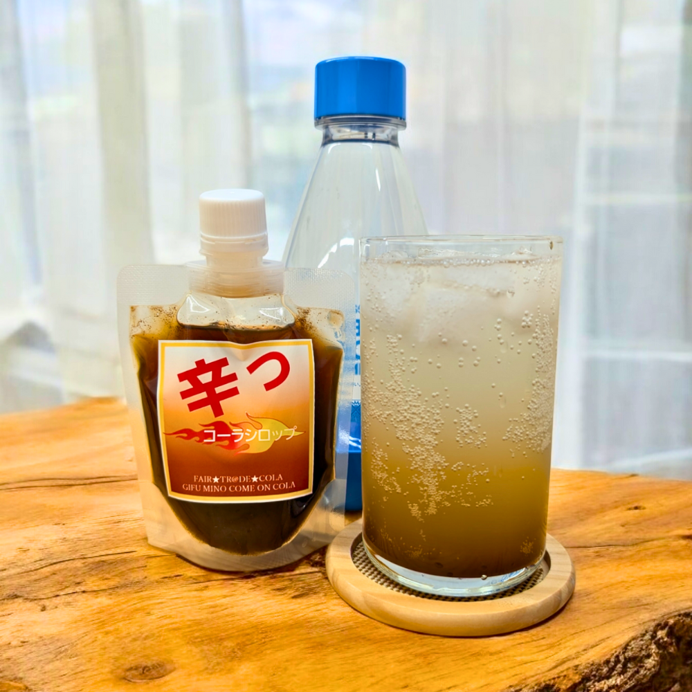 サウナやスポーツで「爆汗」!岐阜から生まれたサ活クラフトコーラ「辛っコーラ」は、辛いもの好き必見の刺激的なシリーズ。1から始まり、5倍、7倍、9倍、そして究極の11倍まで、唐辛子と多彩なスパイスを巧みにブレンド。身体を整えたい時や疲れた時、汗をかいて疲労回復したい時にぴったりの1本です。
飲む瞬間、炭酸の爽快感とともに口の中で弾けるような刺激。特に5倍・7倍・9倍は、唐辛子を増量した辛いものファン向けの飲み比べセット。スパイスの種類ごとに異なる香りと味わいを堪能できます。
岐阜の専門店や販売店でも注目されるクラフトドリンクで、全国から通販で気軽にお取り寄せ可能。サウナ後の水分補給やスポーツの合間に、心も体もリフレッシュさせる新感覚のスパイスコーラです。
「辛っコーラ」は、唐辛子とスパイスの絶妙なハーモニーで、辛いもの好きに最高の疲労回復体験を提供します。疲れた時のご褒美や、友人との飲み比べにもおすすめ。今すぐ通販で手に入れて、岐阜発のサ活クラフトコーラの魅力を体験してください。