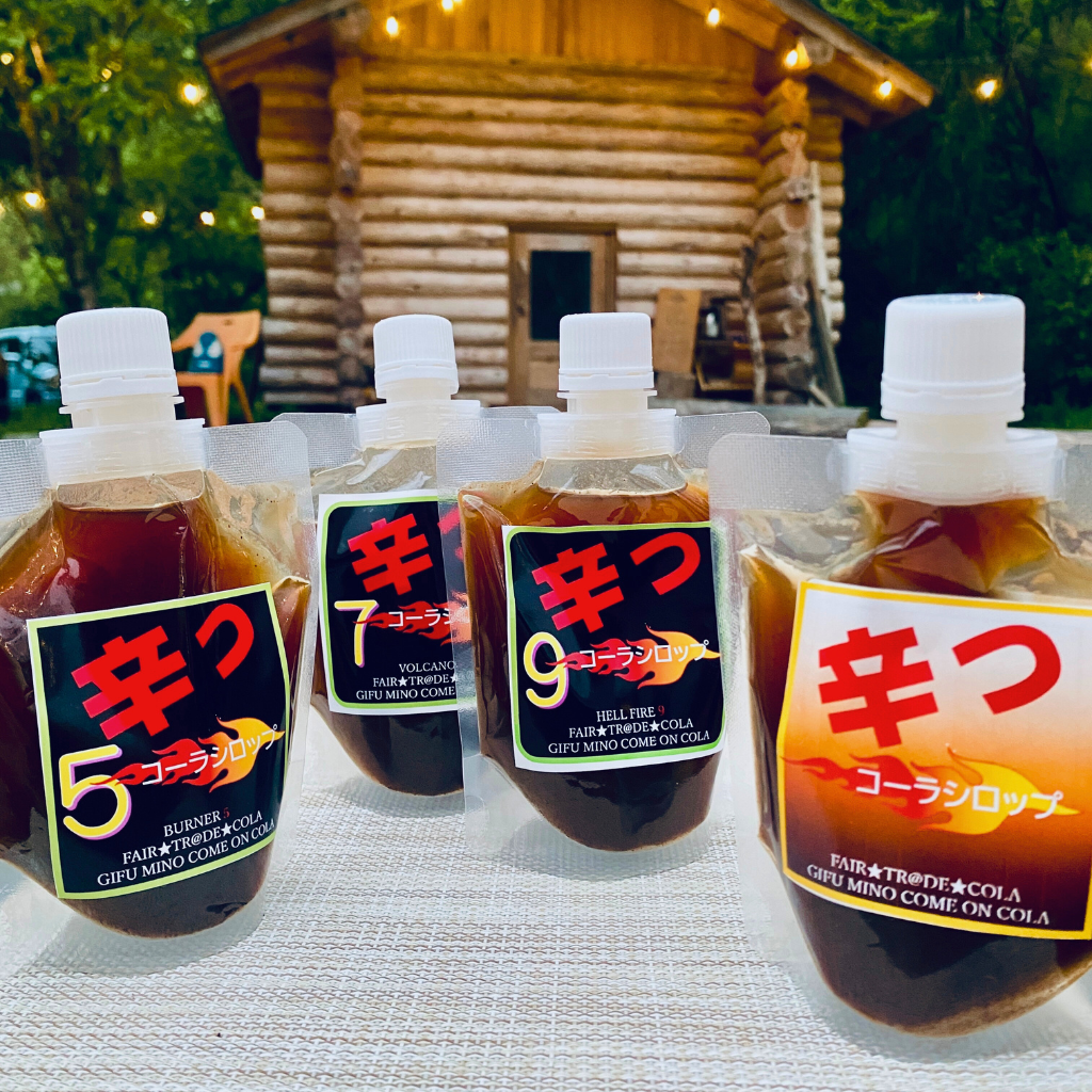 サウナやスポーツで「爆汗」!岐阜から生まれたサ活クラフトコーラ「辛っコーラ」は、辛いもの好き必見の刺激的なシリーズ。1から始まり、5倍、7倍、9倍、そして究極の11倍まで、唐辛子と多彩なスパイスを巧みにブレンド。身体を整えたい時や疲れた時、汗をかいて疲労回復したい時にぴったりの1本です。
飲む瞬間、炭酸の爽快感とともに口の中で弾けるような刺激。特に5倍・7倍・9倍は、唐辛子を増量した辛いものファン向けの飲み比べセット。スパイスの種類ごとに異なる香りと味わいを堪能できます。
岐阜の専門店や販売店でも注目されるクラフトドリンクで、全国から通販で気軽にお取り寄せ可能。サウナ後の水分補給やスポーツの合間に、心も体もリフレッシュさせる新感覚のスパイスコーラです。
「辛っコーラ」は、唐辛子とスパイスの絶妙なハーモニーで、辛いもの好きに最高の疲労回復体験を提供します。疲れた時のご褒美や、友人との飲み比べにもおすすめ。今すぐ通販で手に入れて、岐阜発のサ活クラフトコーラの魅力を体験してください。