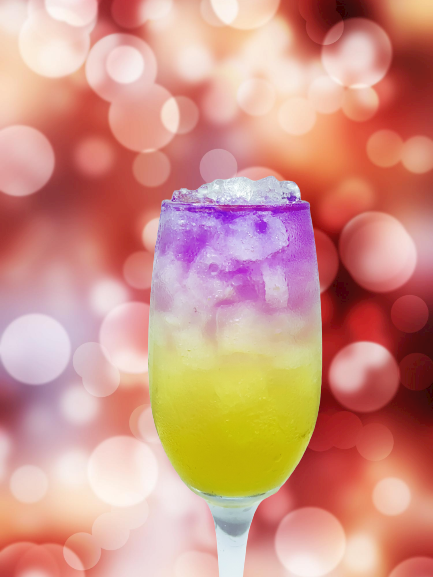 「morning glow gin」は、ローズとラベンダーのフローラルな香りとバタフライピーの美しい青でリラックス出来るジンです。柑橘果汁で青から紫色へとグラデーションも楽しめます。天然素材から抽出された成分が含まれており、低糖質や無添加で健康志向の方におすすめです。ストレートで飲むのも楽しいですが、ソーダやトニックウォーターで割ると爽やかで美味しいです。かき氷にかけても大人のデザートとして美味しいです。モーニンググロージンを他のスピリッツカラーズの赤の「spice girl」 と黄色の「reflexionを混ぜてレインボーカラーで映えちゃいます。 モーニンググロージン 檸檬 レモン カクテル お酒 クラフト バラ 色変化 うまい ブルー 虹色 飲み比べ 蒸留所 流行り フルーティー