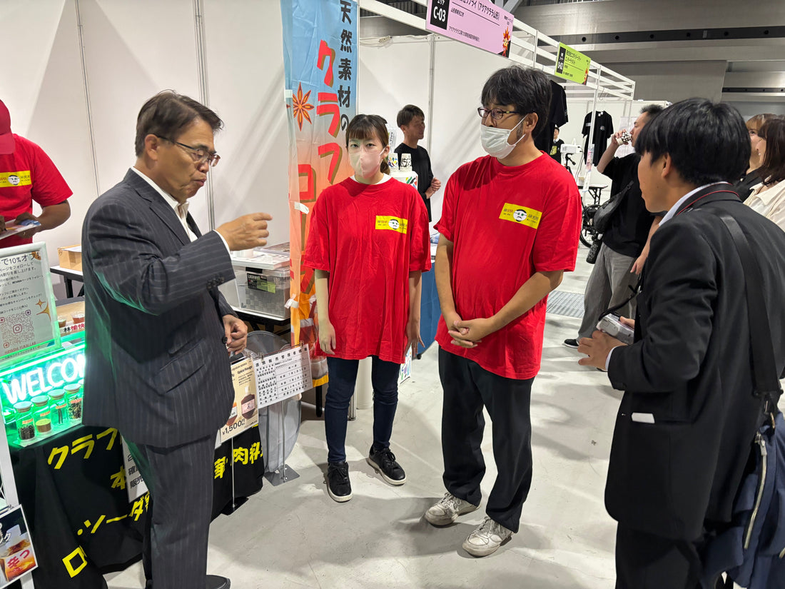 障害者ワークフェア2025にて大村秀章愛知県知事にブースを訪問して頂きました。！ 私たちのオリジナルドリンク【ラベンダーとバタフライピーの青っコーラ】も御試飲して頂きました。💙 貴重なお時間を頂き、ありがとうございました！ #障害者 #愛知県 #大村秀章知事 #青っコーラ #クラフトコーラ #SDGs #地域貢献