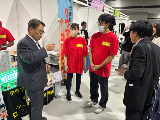 障害者ワークフェア2025にて大村秀章愛知県知事にブースを訪問して頂きました。！ 私たちのオリジナルドリンク【ラベンダーとバタフライピーの青っコーラ】も御試飲して頂きました。💙 貴重なお時間を頂き、ありがとうございました！ #障害者 #愛知県 #大村秀章知事 #青っコーラ #クラフトコーラ #SDGs #地域貢献