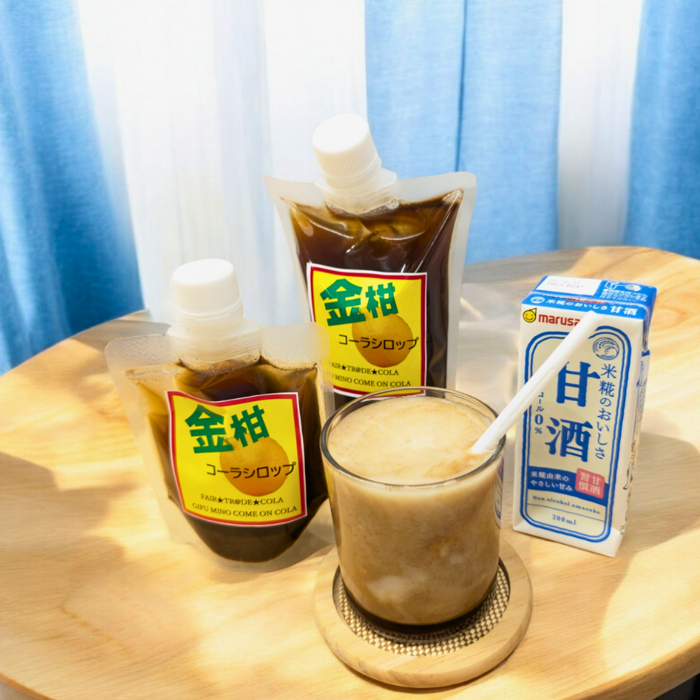 岐阜・美濃加茂の自然豊かな環境で作られた金柑コーラ (Kinkan Cola)は、金柑のフレッシュで甘い香りとほんのりとした苦味が絶妙に調和した、自然派のシロップです。たっぷりの柑橘を使用し、無添加で手作りされたこのシロップは、健康や美容をサポートするビタミンたっぷりの贅沢な一品です。

季節限定のため、旬の新鮮な素材だけを使用した限定シロップとして特別感があります。リラックスしたい時や、ストレス解消、疲労回復、そして免疫力アップにもおすすめ！温かい飲み物としてホットで楽しんだり、炭酸割りやソーダ、牛乳割りで爽やかに、さらにスイーツやデザートのアレンジにもピッタリ。

美濃加茂や岐阜からお届けするこの贅沢なシロップは、ふるさと納税やギフト、お中元、お歳暮などの贈り物としても大変人気です。自然の恵みが詰まった安心、安全な商品で、家族や子供も楽しめる健康志向の一品。

甘すぎない自然な味わいで、おしゃれで映えるボトルデザインは、カフェタイムや自分だけの特別な時間にも最適。リフレッシュ効果抜群のこのナチュラルなシロップで、心地よいひとときをお楽しみください。

ぜひ、このプレミアムな一品を手に取り、旬の味覚と特別な