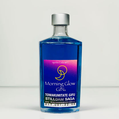 「morning glow gin」は、ローズとラベンダーのフローラルな香りとバタフライピーの美しい青でリラックス出来るジンです。柑橘果汁で青から紫色へとグラデーションも楽しめます。天然素材から抽出された成分が含まれており、低糖質や無添加で健康志向の方におすすめです。ストレートで飲むのも楽しいですが、ソーダやトニックウォーターで割ると爽やかで美味しいです。かき氷にかけても大人のデザートとして美味しいです。モーニンググロージンを他のスピリッツカラーズの赤の「spice girl」 と黄色の「reflexion」を混ぜてレインボーカラーで映えちゃいます。カクテル 色変化 うまい ブルー レモン 飲み比べ 虹色 フルーティー お酒 蒸留所 流行 クラフトジ ン混ぜる 夜明 炭酸 体に良い おいしい 映える おしゃれ 映えちゃう 人気 岐阜 スティルダムサガ ECサイト クラフトジン 通販