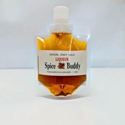 「Spice Buddy」という名前の無添加のクラフトリキュールは、岐阜県産の米を使用した焼酎にクラフトコーラのスパイスを漬け込んで作られています。このリキュールは、地元の白扇酒造とのコラボレーションで生まれ、その名前も由来しています。  「スパイスバディ」はフェアトレードコーラの14種類の天然素材スパイスを贅沢に使用し、歴史ある伝統的製法で作られ、職人技が活かされています。また、アレルギー反応が心配な方でも安心して飲むことができます。  このリキュールのアルコール度数は40度で、クラフトコーラのスパイスの香りと味わいはピリッと辛く、スパイシーです。そのため、料理との相性も抜群です。飲み方は、炭酸で割ったり、ストレートで飲むこともできます。また、アイスクリームや、かき氷のデザートのレシピにも使うことができ、美味しい味わいを楽しむことができます。  「Spice Buddy」は高級感があり、おしゃれな見た目も特徴です。特別な日のギフトとしてもおすすめです。うまい 満足 おいしい 映えちゃう 人気　痺 岐阜放送 岐阜新聞 中日新聞