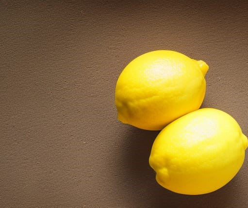 「REFLEXION」という名前のジンは、フルーティーな香りで檸檬と柚子の風味が特徴で、美しいイエローの色合いが目を引きます。独自の配合により、飲む人を魅了する味わいが楽しめるとともに、天然素材にこだわり、糖質や添加物を一切使用しないため、健康志向の方にもおすすめです。カクテルによく使われることもあり、ジンとトニックウォーターを混ぜた「ジントニック」や、フレッシュなレモンジュースを加えた「レモンサワー」などが人気です。青色や赤色のスピリッツカラーズを加えることで、虹色に変化するカクテルも楽しめます。名前の「リフレクション」は、鏡に映るように美しい色合いを表しています。このジンを使ったカクテルを飲むと、その美しさにうっとりすることでしょう。ぜひ一度、味わってみてください。爽やか 黄 サフラン 飲み比べ ゆず 色変化 クラフトジン ソーダ 混ぜる うまい 炭酸 体に良い おいしい 無添加 グラデーション お酒 映える ストレート おしゃれ 通販 映えちゃう 蒸留所 流行 岐阜 レインボー ECサイト スティルダムサガ