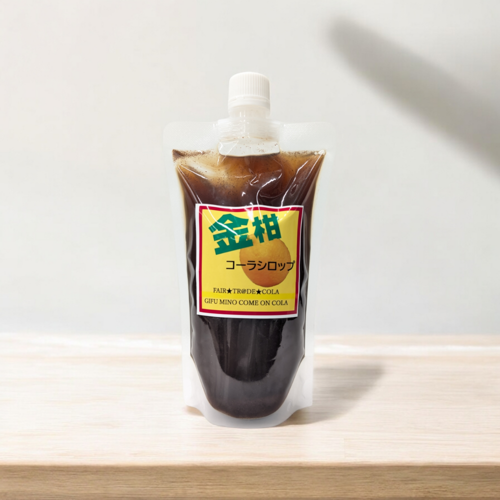 岐阜・美濃加茂の自然豊かな環境で作られた金柑コーラ (Kinkan Cola)は、金柑のフレッシュで甘い香りとほんのりとした苦味が絶妙に調和した、自然派のシロップです。たっぷりの柑橘を使用し、無添加で手作りされたこのシロップは、健康や美容をサポートするビタミンたっぷりの贅沢な一品です。

季節限定のため、旬の新鮮な素材だけを使用した限定シロップとして特別感があります。リラックスしたい時や、ストレス解消、疲労回復、そして免疫力アップにもおすすめ！温かい飲み物としてホットで楽しんだり、炭酸割りやソーダ、牛乳割りで爽やかに、さらにスイーツやデザートのアレンジにもピッタリ。

美濃加茂や岐阜からお届けするこの贅沢なシロップは、ふるさと納税やギフト、お中元、お歳暮などの贈り物としても大変人気です。自然の恵みが詰まった安心、安全な商品で、家族や子供も楽しめる健康志向の一品。

甘すぎない自然な味わいで、おしゃれで映えるボトルデザインは、カフェタイムや自分だけの特別な時間にも最適。リフレッシュ効果抜群のこのナチュラルなシロップで、心地よいひとときをお楽しみください。

ぜひ、このプレミアムな一品を手に取り、旬の味覚と特別な